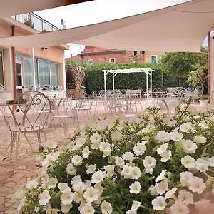 hotel-villa-paolina-di-rosa.hotelitalianriviera.com/